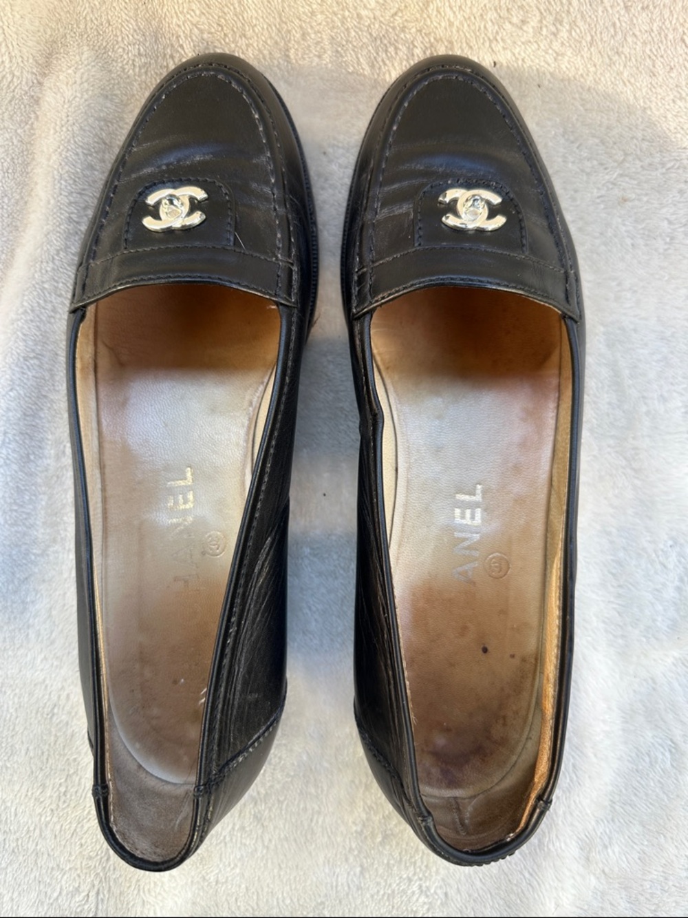 CHANEL Black Leather CC Logo Loafers